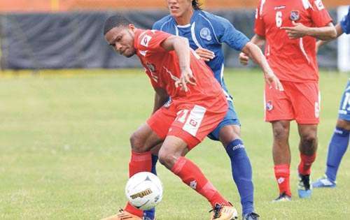 <p></p><p></p><p>Nada. Eric Davis (Izq.) no pudo hacer su fútbol.</p>