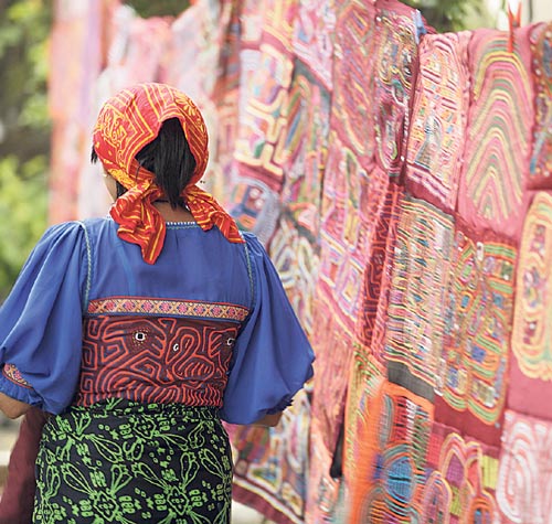 <p>Vestido. Forman parte del traje tradicional de las kunas. </p>