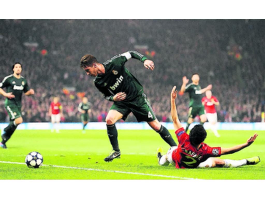 Sergio Ramos anotó en propia puerta el primer gol del juego de ayer contra el United.(EFE)