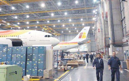 <p>Servicios. Iberia realiza el mantenimiento de aviones, motores y componentes de sus propios aviones y de los de un centenar de clientes de todo el mundo.</p>