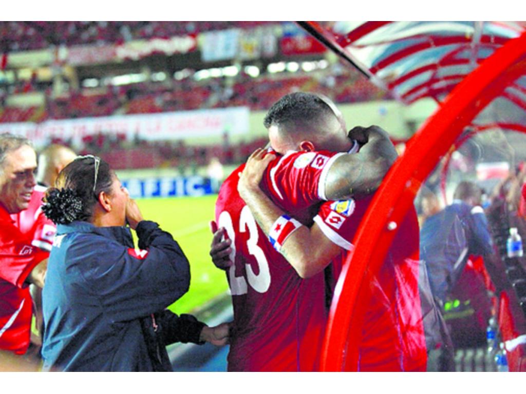 Felipe Baloy y Blas Pérez se abrazaron tras la derrota de Panamá ante Estados Unidos (3-2), buscando consuelo en un difícil momento.(Anayansi Gamez/Alberto Ortega)