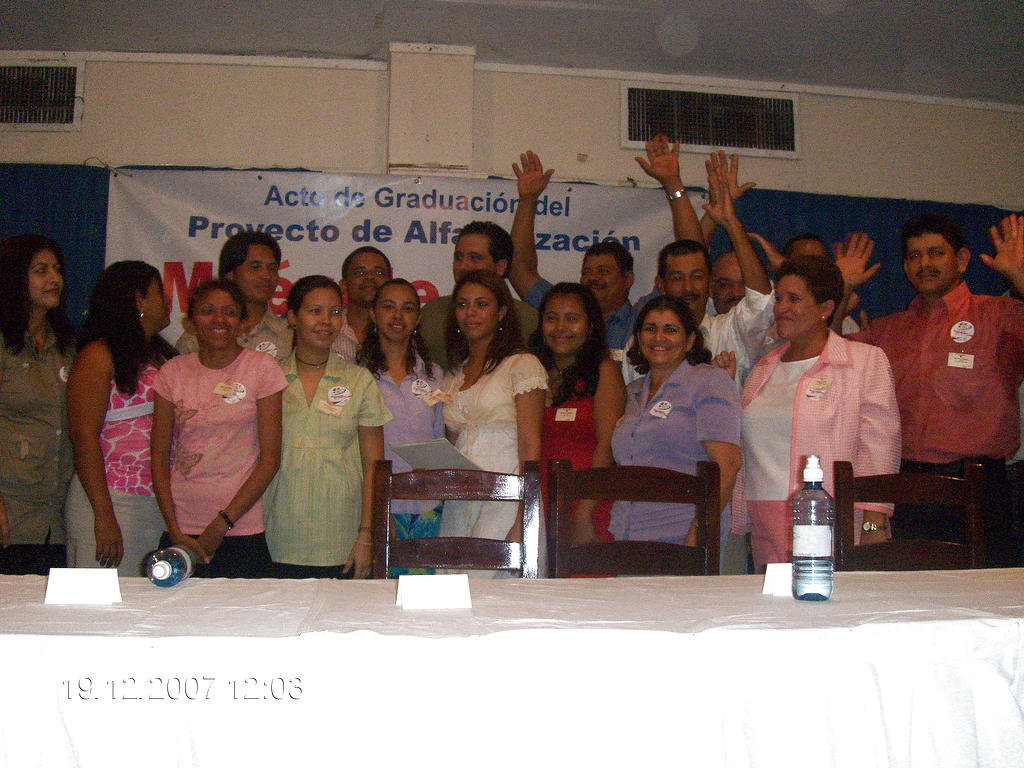 Éxito. Ana Lorena (traje crema) junto a sus estudiantes.(Cortesía Mides)