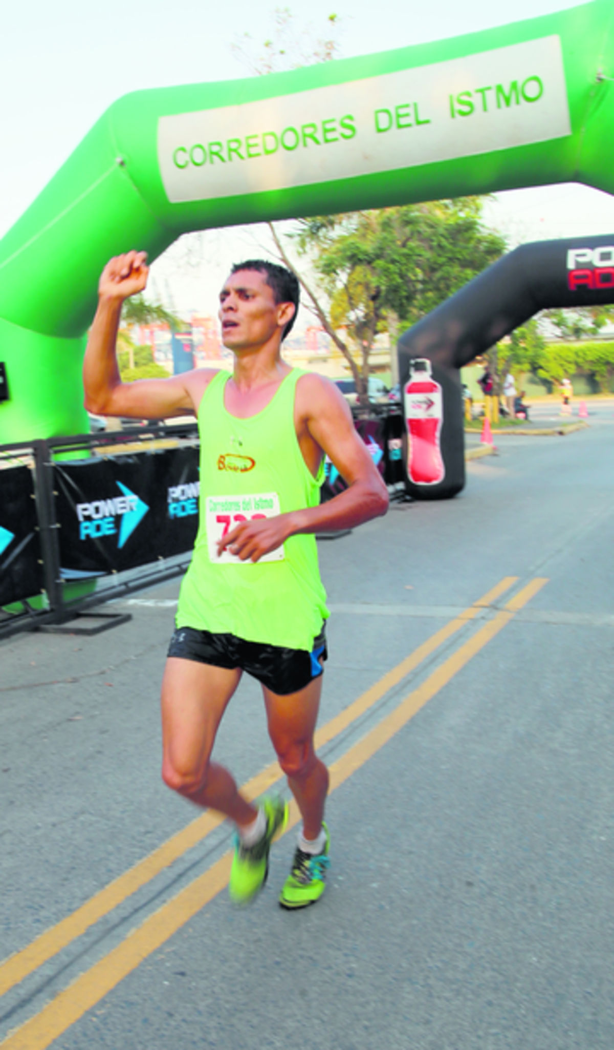 3. Javier Solís cruza la meta, luego de cubrir los 5 kilómetros de carrera.