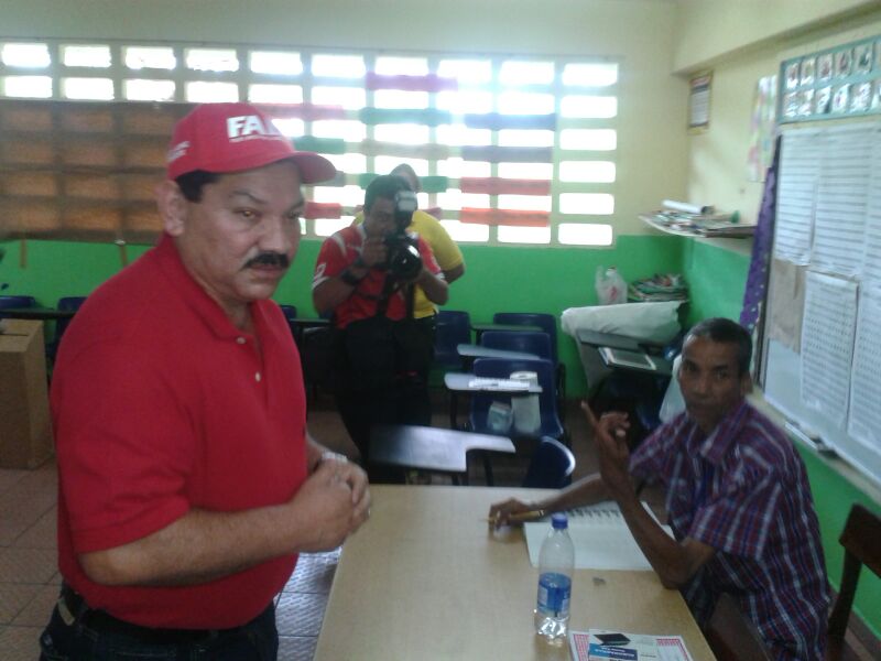 El precandidato presidencial del FAD, Genaro López, emite su voto. Foto/Lemos<br>