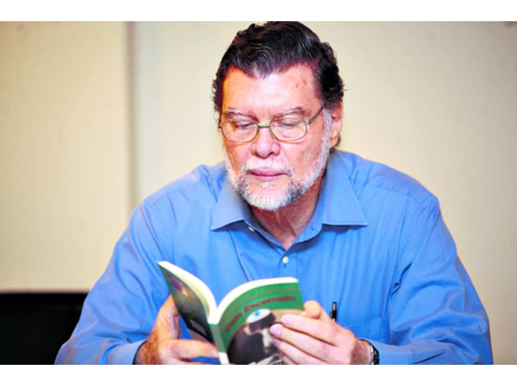 Flashback y Algo está por ocurrir, dos cuentos del escritor, promotor cultural y editor Enrique Jaramillo Levi serán presentados en el Salón Trenzado-Lagunilla, el viernes 23, a las 8:00 p.m. por Ariel Barría Alvarado y Carlos Alvarado Quesada.