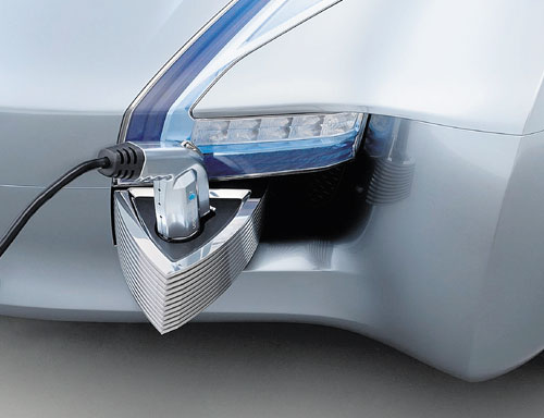 <p>Incorpora dos motores eléctricos. Cada motor acciona de manera independiente una de las dos ruedas traseras y, por tanto, optimiza la estabilidad del vehículo.</p>