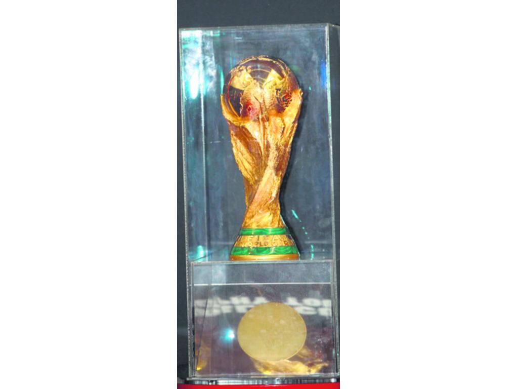 3. La Copa del Mundo original tiene una altura de 36.8 centímetros.