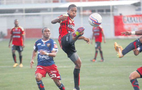 <p>Peligroso. Ricardo Clarke suma cuatro dianas.</p>