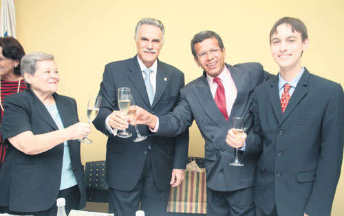 <p>Unidad. Brindaron porque alcanzaron el éxito.</p>
