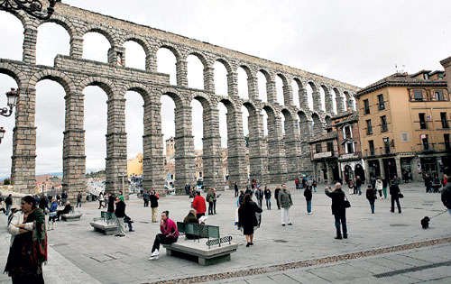 <p>Presencia. Cientos de turistas visitan los sitios regularmente para enterarse de su historia.</p>