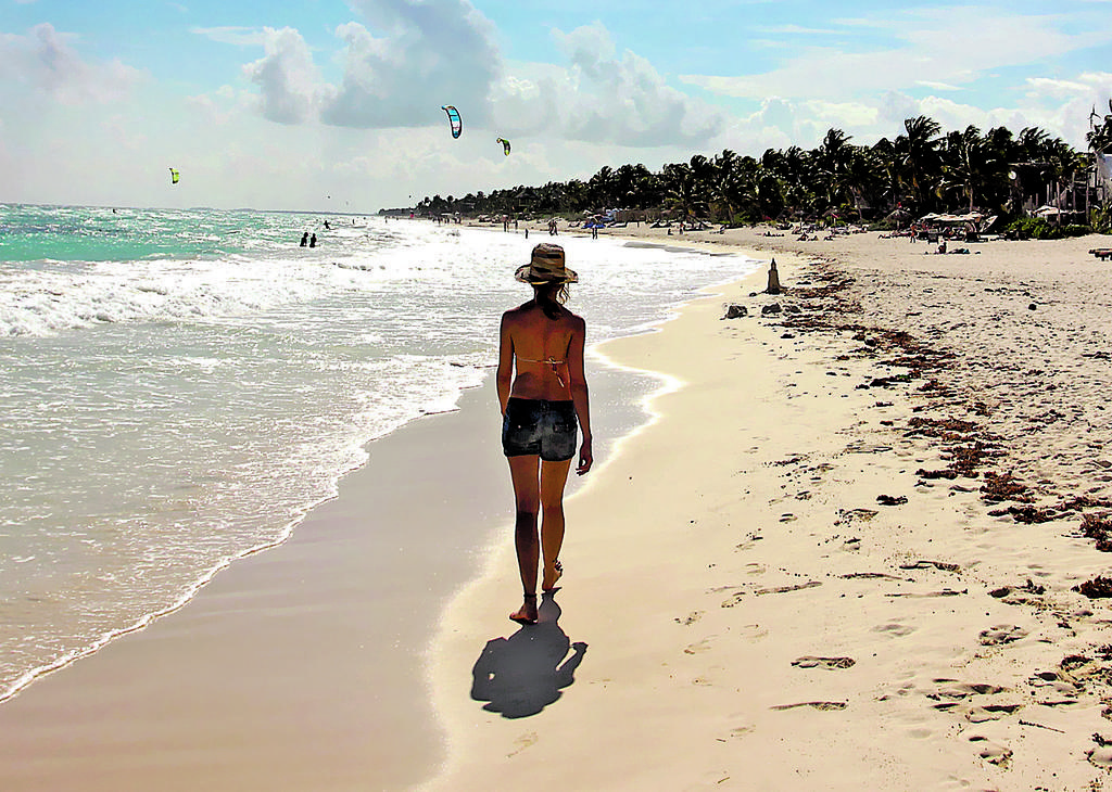 Paseo.Puede ir a la playa dos veces al mes. ()