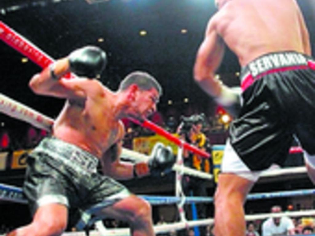 El panameño Rafael Concepción trató de sorprender con su volado de derecha desde el primer asalto, ante la presión del filipino Genesis Servania. Fue una primera vuelta de total dominio del boxeador local.
