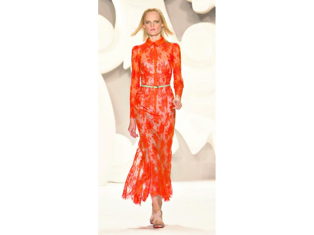 ¡Naranja! La transparencia no puede faltar en esta temporada. Carolina Herrera apuesta por los colores vibrantes como el anaranjado y trajes ajustados.()