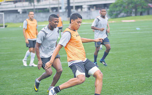 <p>Trabajo. Los jugadores entrenaron ayer en el Estadio Javier Cruz del Colegio Artes y Oficios.</p>