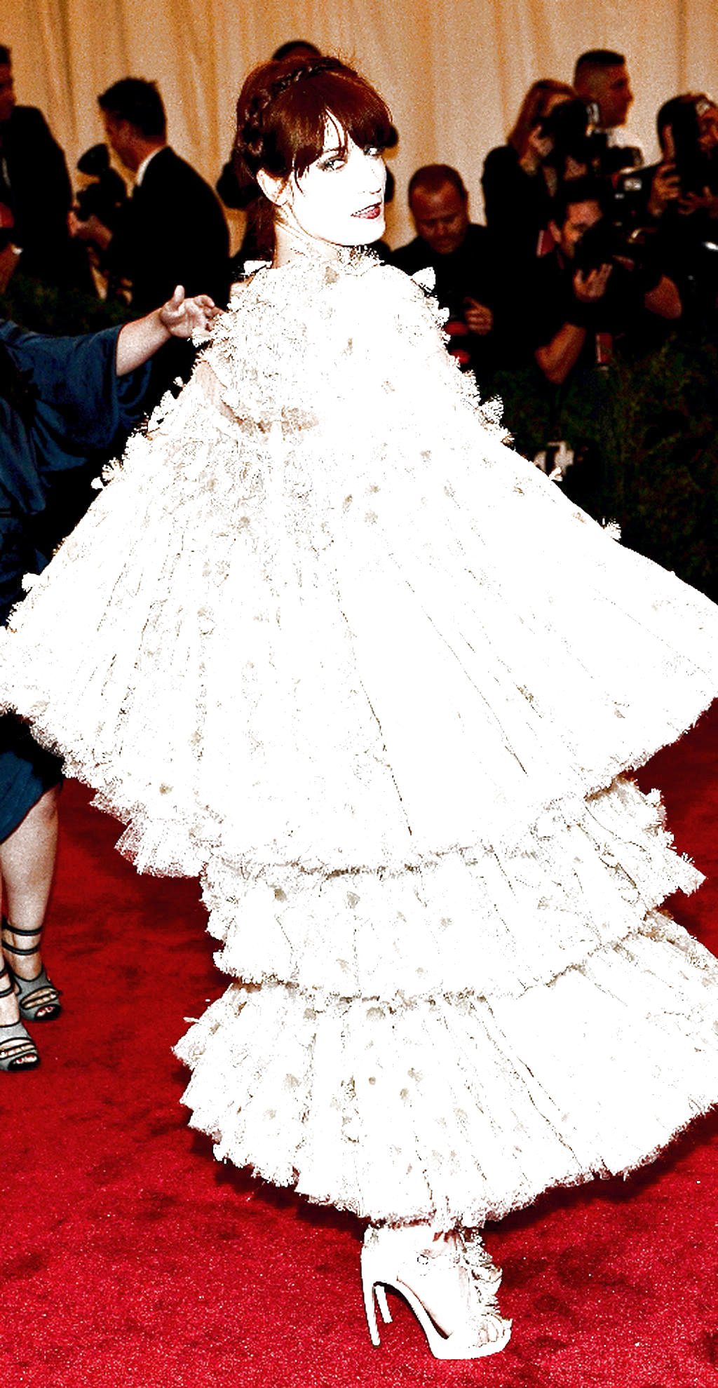 Florence Welch. Lució un extravagante innovador diseño de Sarah Burton para Alexander McQueen con el que llamó demasiado la atención.(EFE)