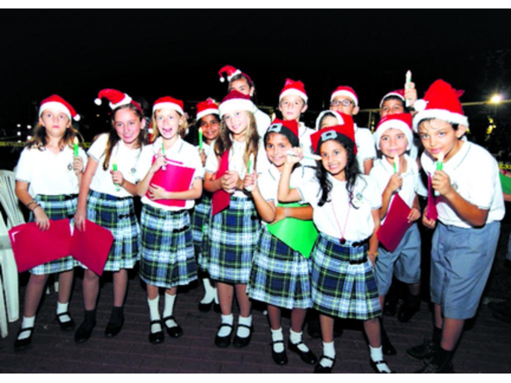 Representantes de escuelas apoyaron el evento con presentaciones.