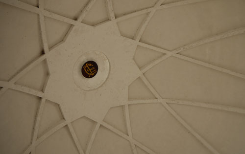 Entre las pocas imágenes y símbolos que resguarda este templo, está esta inscripción que desde el techo del templo reza: "¡oh gloria del más glorioso!" Foto/Luis Guillermo Martínez