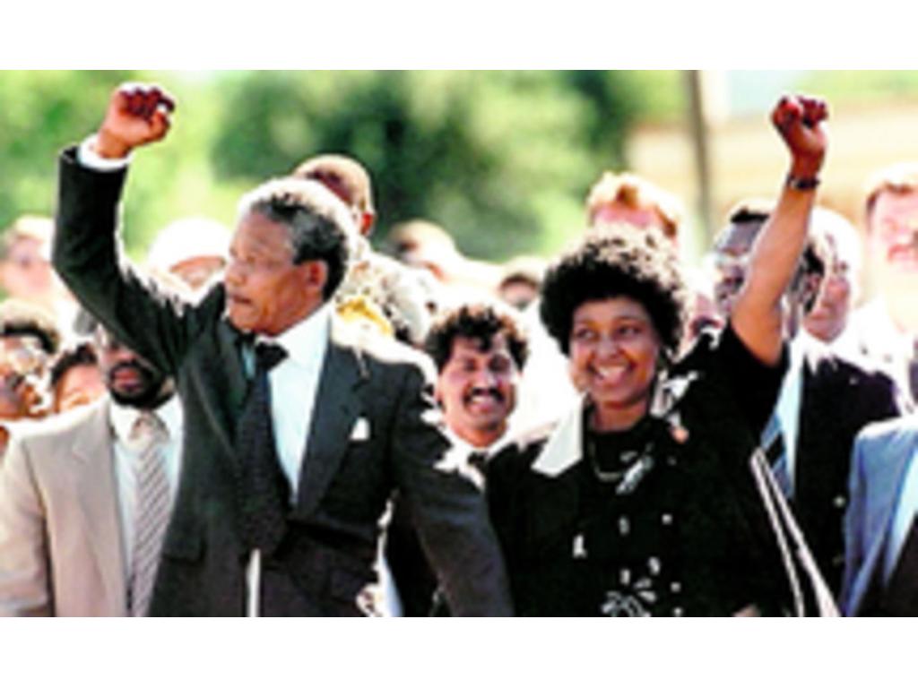 11/2/1990 Acuerdos y liberación. El presidente interino, Frederik Willem de Klerk, declaró en libertad a Mandela, quien luego lideró las negociaciones para conseguir una democracia multirracial.
