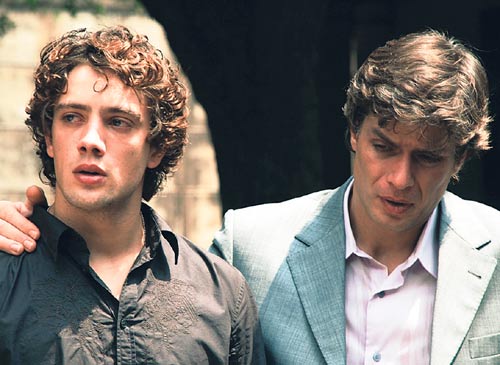 <p>Cuidado. El padre de los chicos trata a toda costa de separarlos, pero le es casi imposible.</p>