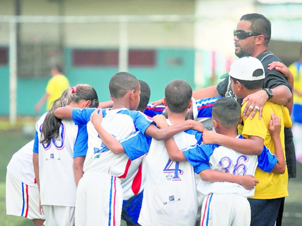 El conjunto de Los Guerreros ora antes de iniciar el juego.(Alberto Ortega)