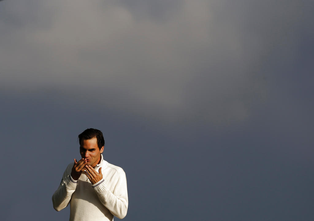 Federer saluda a fanáticos tras ganar la final de Wimbledon. Foto: AP<br><br>