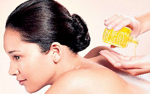 <p>Masajes relajantes con aceites, en Clarins Spa.</p>