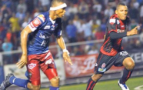 <p>Partidazo. Sporting derrotó el viernes al Plaza en un encuentro intenso de principio a fin.</p>
