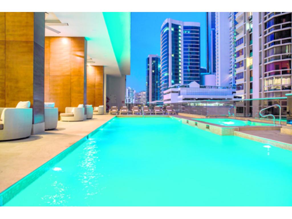 La piscina al aire libre está abierta también durante la noche.(Cortesía Waldorf Astoria)
