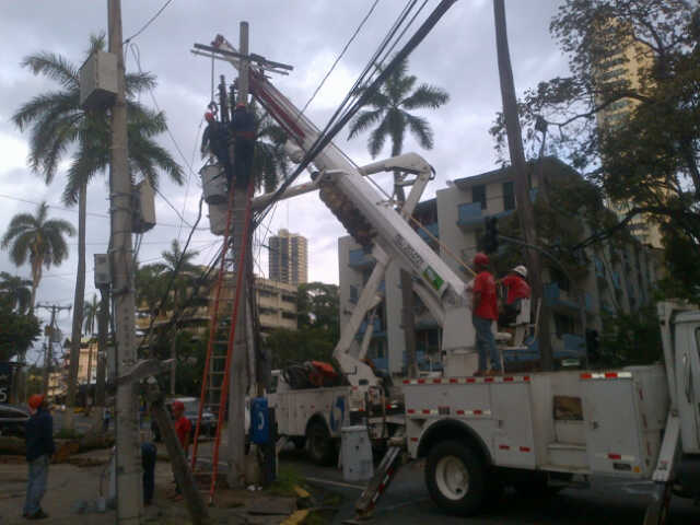 Reparación de cables. Foto/Víctor Arosemena<br>