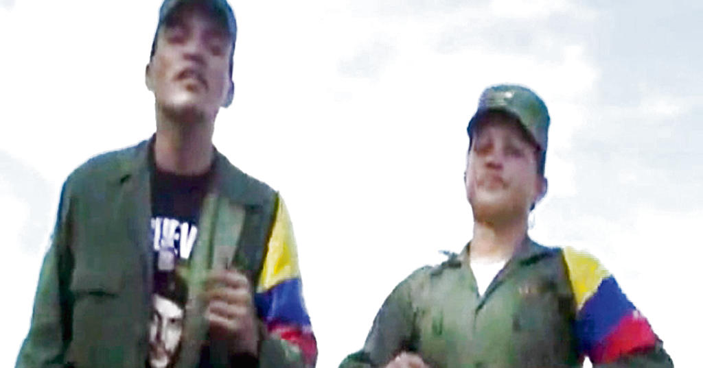 Un grupo de la guerrilla hace los coros en el video.()