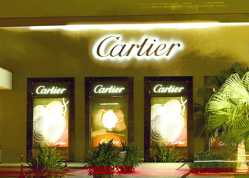Cartier es una de las más lujosas del centro comercial Multiplaza. Tiene una fachada color oro.(Archivo.)