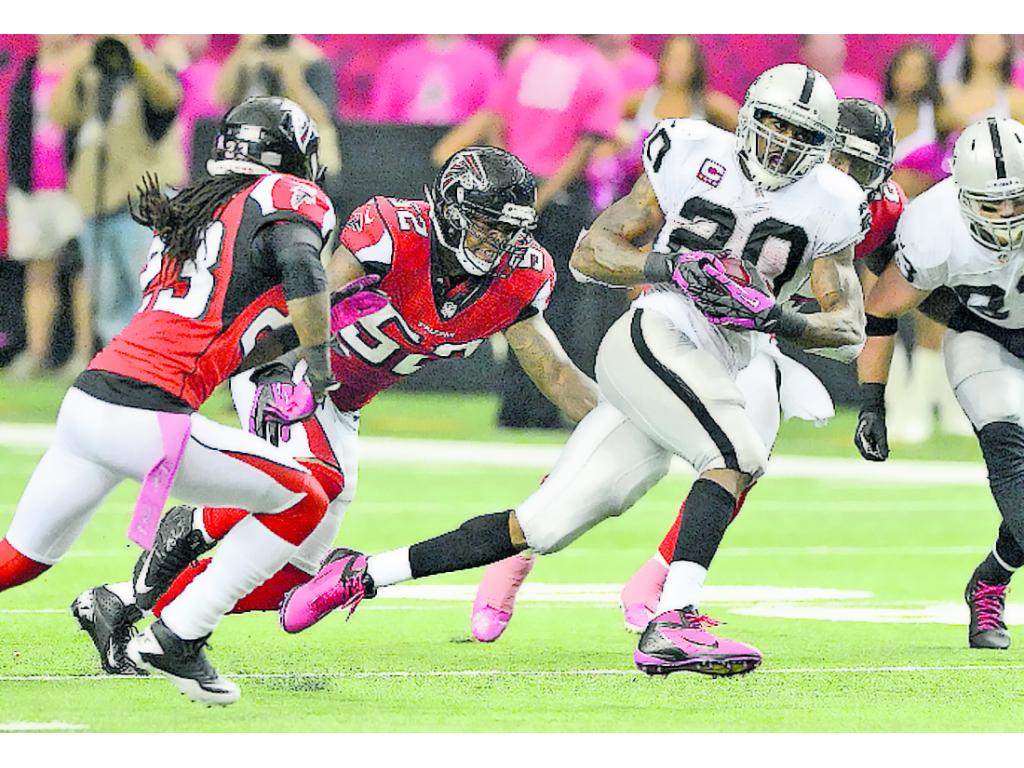 Ofensiva. Darren McFadden (20) intenta escaparse.(EFE)