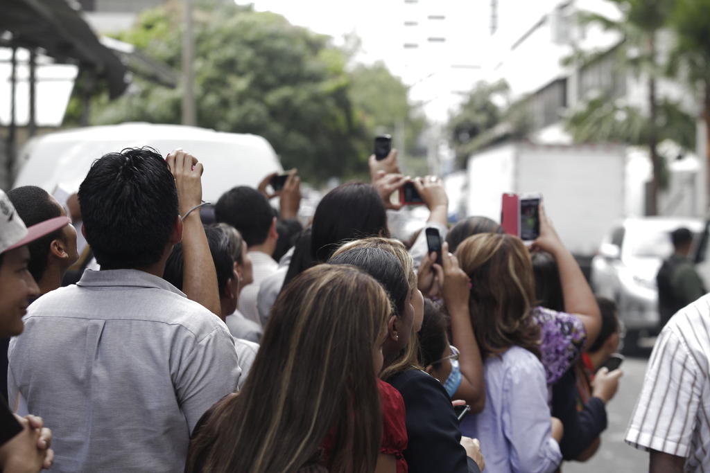 Los fanáticos salieron a tomarle una foto. Foto: Abel Rodríguez<br>