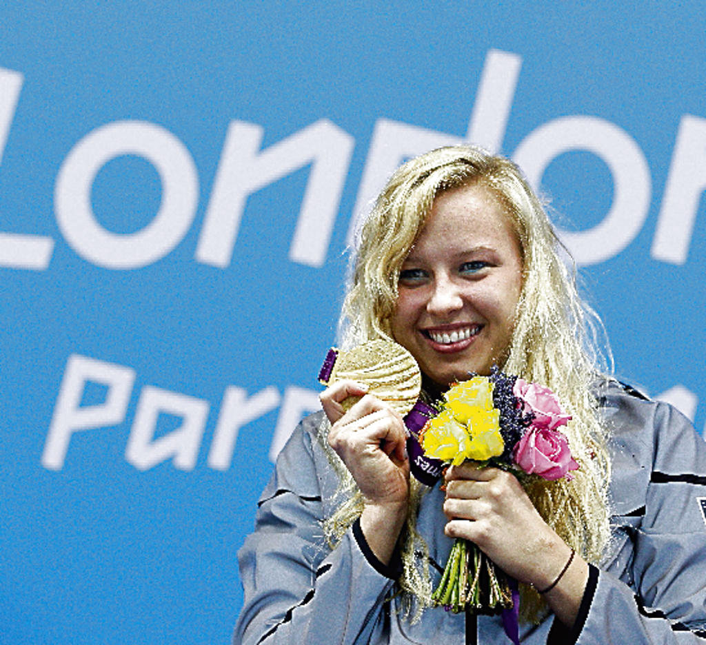 Calidad. Jessica Long presume su presea.(AP)