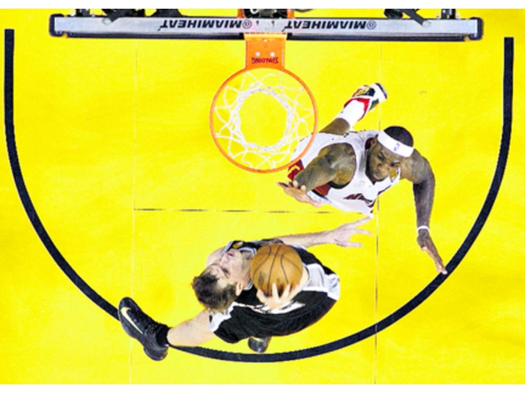 Mario Chalmers anotó 19 unidades por el Heat, campeón defensor, que se vio en desventaja de un punto al final del tercer periodo antes de emprender una ofensiva de 30-5 para tomar el control del juego. (AP)