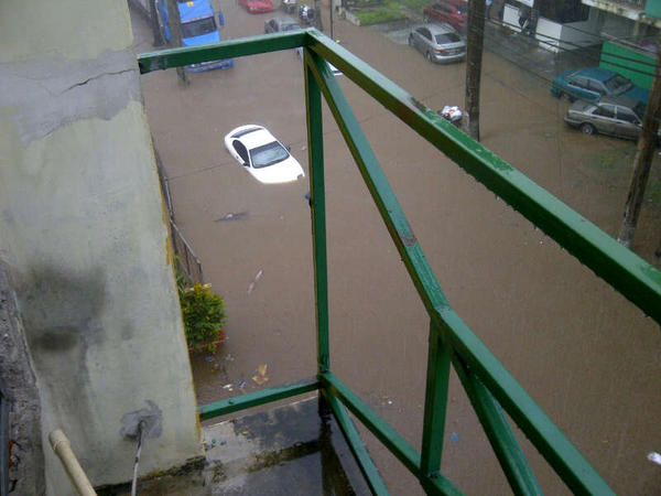 Algunas calles de la ciudad capital se vieron afectadas por la lluvia de esta tarde. <br>