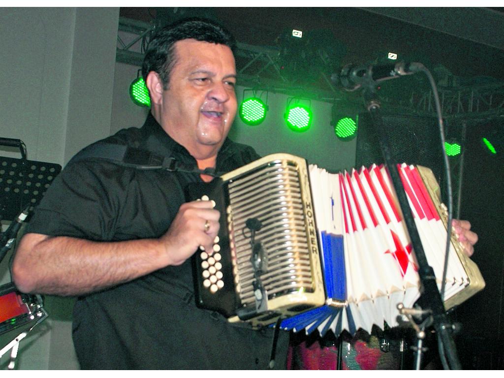 Osvaldo Ayala y su acordeón con el emblema nacional (Archivo.)