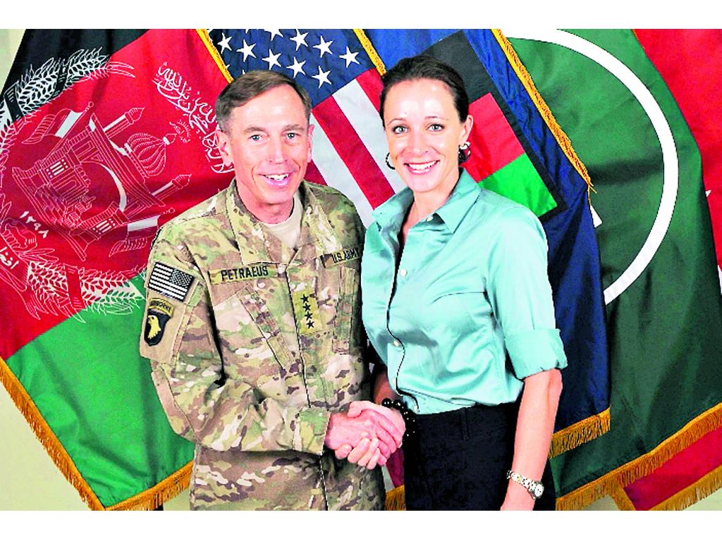 Problema. David Petraeus y Paula Broadwell son los principales protagonistas.(ap)