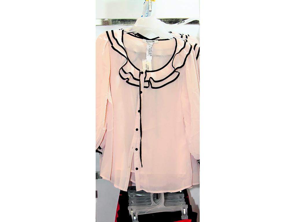 Las ruchas en prendas de estilo glam derrochan sutileza en las féminas que la lleven puestas. Hay que tener cuidado al momento de elegir la ropa interior para esta prenda. Cuando se trata de blusas en tonos nude no es recomendable utilizar brasier