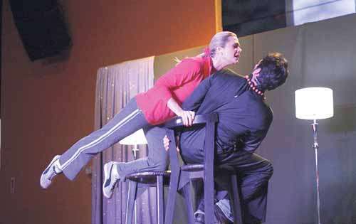 <p>Pareja. Sonya y Gabriel actuaron juntos en el escenario. </p>