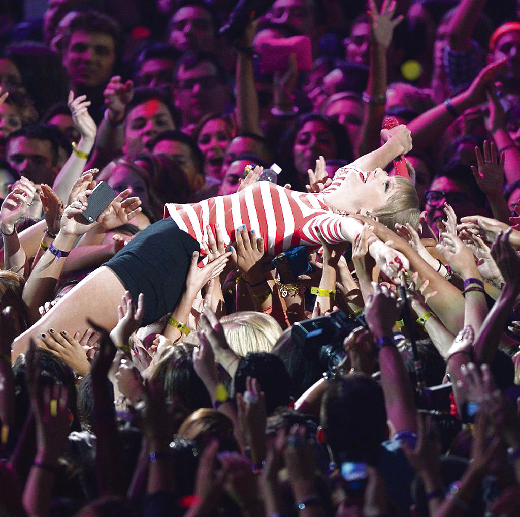 Rebelde. Taylor Swift, la niña angelical del country, coqueteó con "We Are Never Ever Getting Back Together!" y mostró su lado más atrevido.(AP)