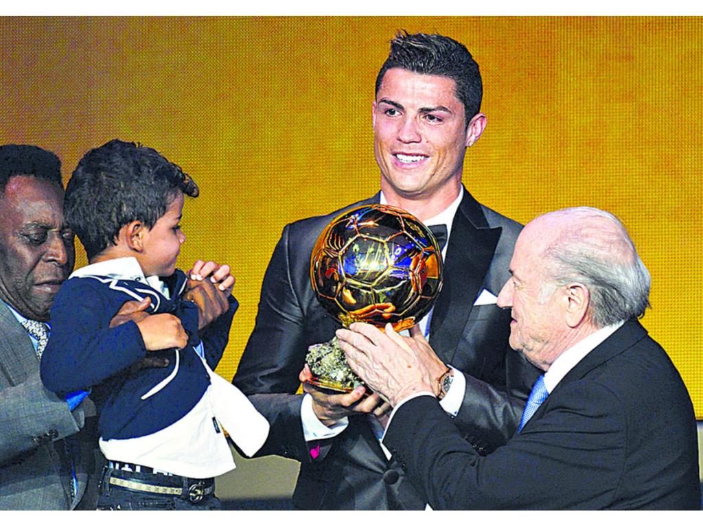 El delantero portugués Cristiano Ronaldo posa con el trofeo Balón de Oro 2013 junto a su hijo, a Joseph Blatter (dcha.), presidente de la Fifa, y al exjugador brasileño Pelé.(EFE)