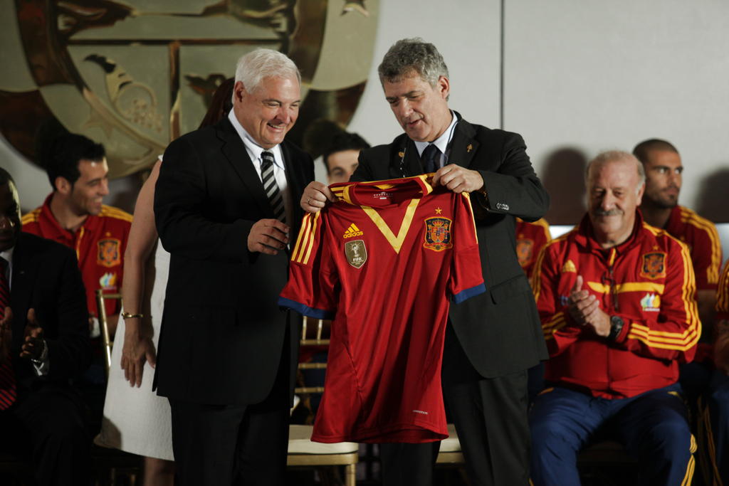 Martinelli, recibe un reconocimiento por parte del presidente de la Real Federación Española. Foto: Victor Arosemena.<br>