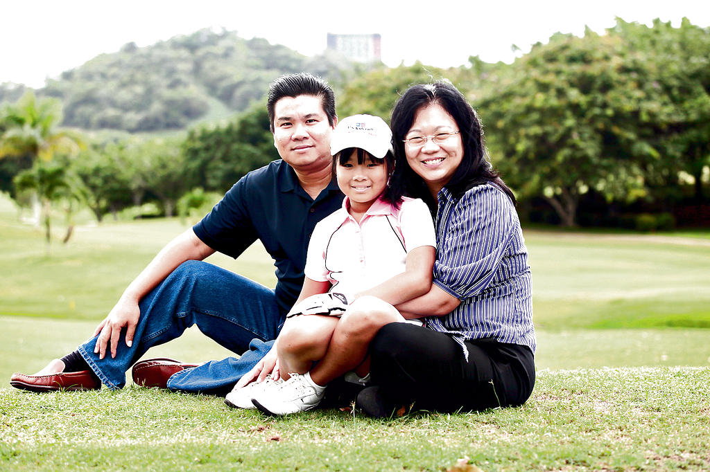 Junto a sus padres, Gustavo Sanson y Raquel De Sanson, fanáticos número uno de la golfista. ()