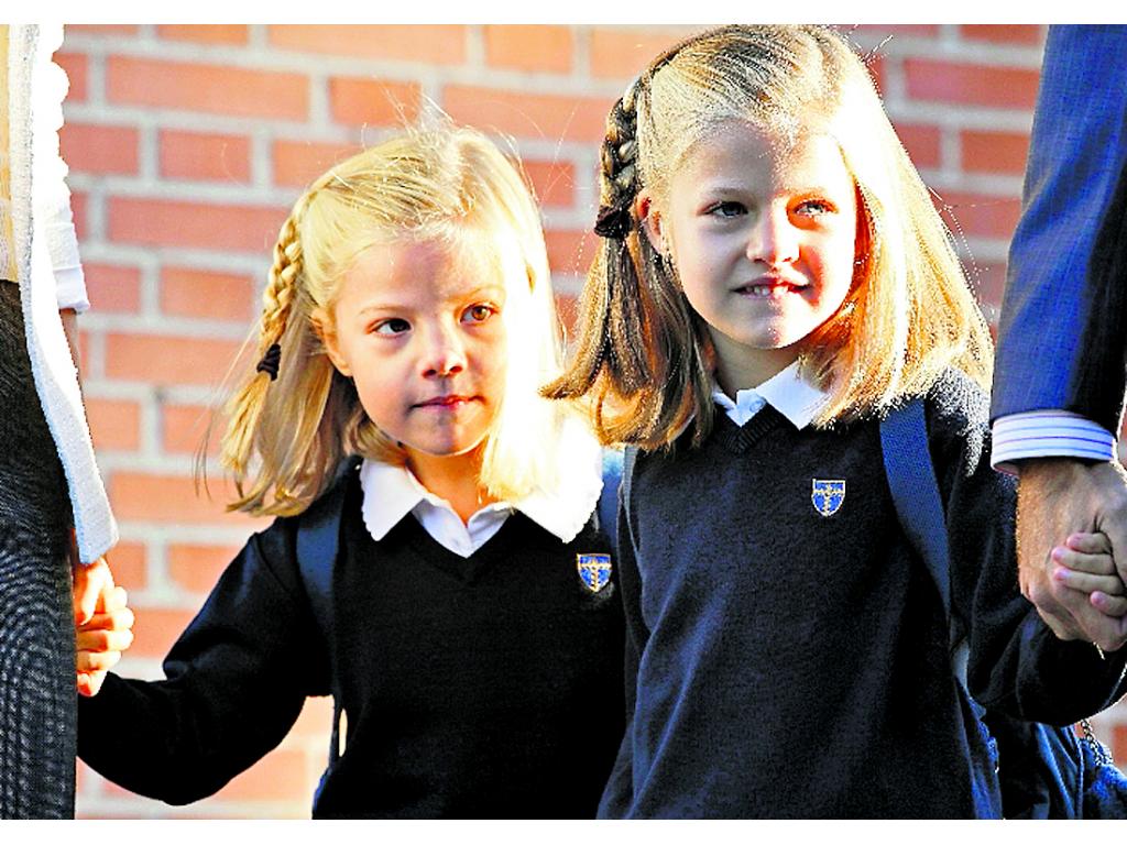 Familia. Las pequeñas Leonor y Sofía en el primer día de colegio. La princesa Letizia siempre las acompaña.()