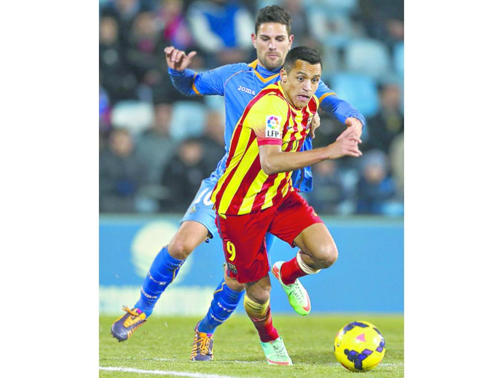 Alexis Sánchez (con el balón), del Barça, no tuvo un buen partido.(AP)