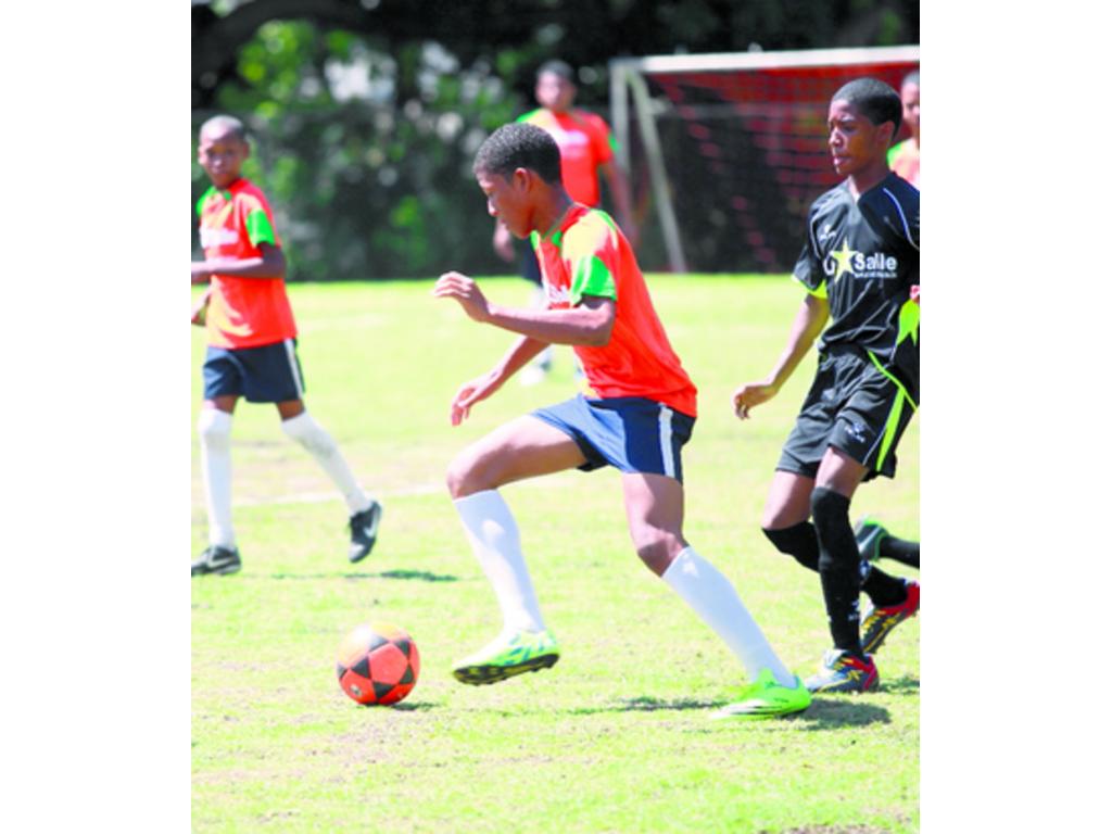 El fútbol hizo vibrar a jóvenes y a padres de familia que apoyaban.(Anayansi Gamez)