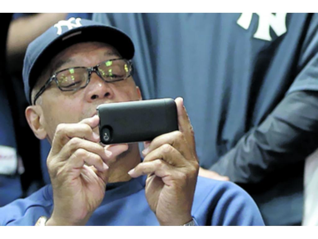 El estelar jardinero y cañonero de los Yanquis Curtis Granderson no se quedó en casa, a pesar de estar lesionado, y llegó al George W. Steimbrener para estar en un momento histórico de su equipo.