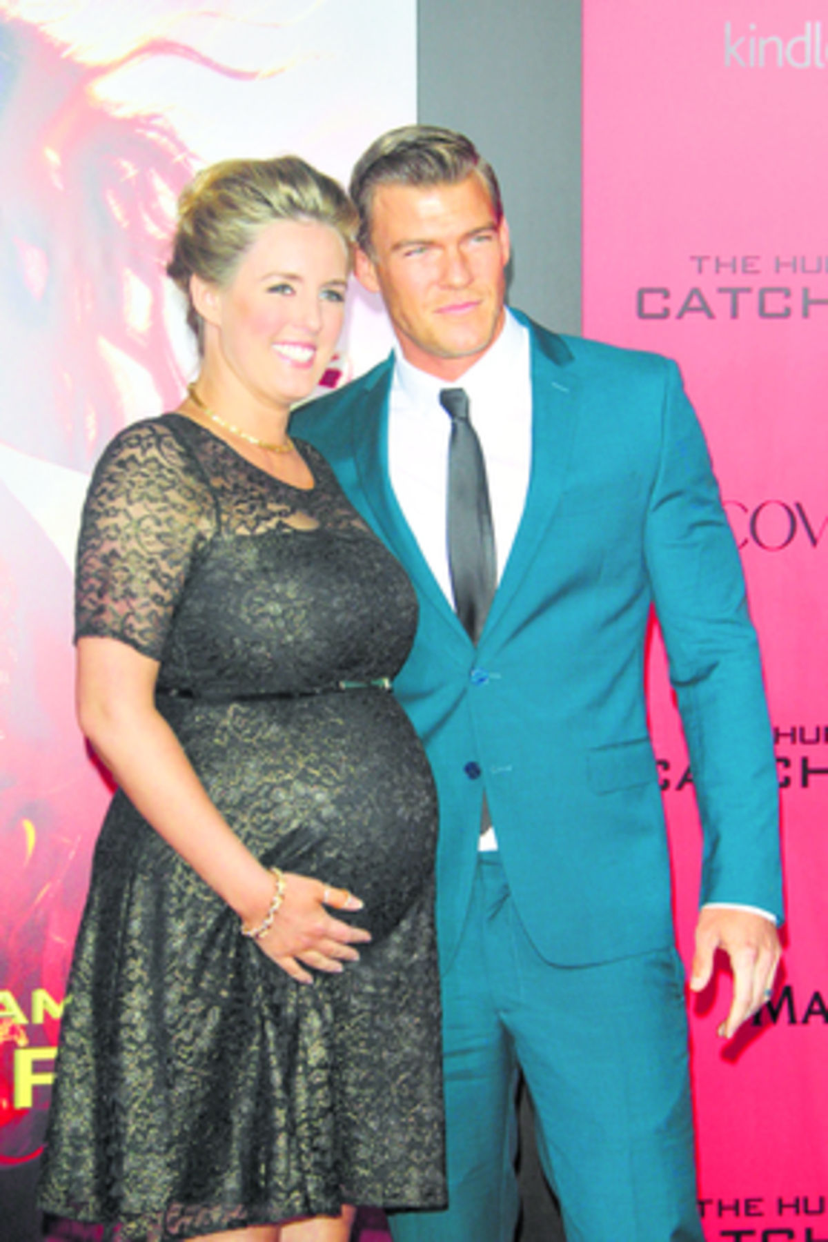 El actor Alan Ritchson y su pareja fueron de los primeros en ver la cintas que más expectativas ha generado.(Aún embarazados)