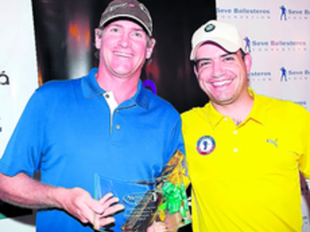 4. Scott Bronstein, ganador del gross de la categoría A y Jaime Carrizo.